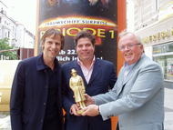 Ulrich Scheele (re.) �bergibt Fred Kogel (li.) und Thomas Peter Friedl den Gold-Bogey