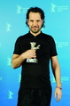 Bence Fliegauf mit dem Gro�en Preis der Jury||Das ungarische Allroudtalent (er k�mmert sich auch um Ausstattung, Casting und Musik), Jahrgang 1974, wurde bereits f�r seinen Deb�tfilm "Rengeteg" (2003) ud f�r den nachfolgenden "Dealer" (2004) bei der Berlinale ausgezeichnet. Einen Goldenen Leopard erhielt er f�r "Milky Way" ("T�j�t", 2007). vor zwei Jahren gab er sein englischsprachiges Deb�t mit "Womb"
