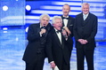 Die Ehrenpreistr�ger Udo Wachtveitl und Miroslav Nemec bedankten sich singenderweise: im Hintergrund Moderator Christoph S�� und Ministerpr�sident Horst Seehofer