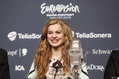 Bei der Pressekonferenz danach: Emmelie de Forest war wie weiland Sandie Shaw barfu� aufgetreten^^Thomas Hanses, EBU^^