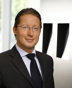Arbeiten gemeinsam am K�nstleraufbau: Hans Fink ...