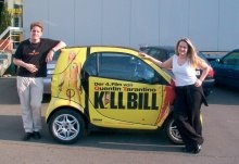 Alexander Zechner, Gesch�ftsf�hrer ProVideoMegastore in Neu-Ulm, und Mitarbeiterin Nadine Seiner freuten sich �ber den Besuch des "Kill Bill"-Smart