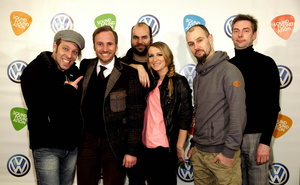Neue Partner (v.l.n.r.): Dennis Poschwatta (Guano Apes), Christian Reich (Konzernkommunikation Volkswagen Soundfoundation), Henning R�menapp, Sandra Nasic, Stefan Ude (alle Guano Apes) und Oliver Ihrens (Gesch�ftsf�hrer Radar Media)