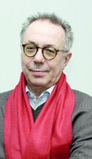Seit Mai 2001 steht die Berlinale unter der k�nstlerischen und organisatorischen Verantwortung des 1948 geborenen Kosslick. Nach T�tigkeiten als Journalist und Redenschreiber startete er eine Karriere in der Filmf�rderung, erst in Hamburg und ab 1992 als Chef der jungen Filmstiftung NRW.