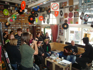 Genossen die Atmosph�re im Plattenladen: Letzte Instanz im Woodstock in Erfurt