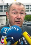 Bayerns Innenminister G�nther Beckstein propagiert eine Ausweitung des Paragrafen 131 StGB