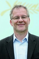 Thierry Fr�maux||Der 1960 im D�partement L'Is�re geborene Historiker ist nun schon das elfte Jahr k�nstlerischer Leiter des Festivals. 2007 wurde er zum D�l�gue G�n�ral bef�rdert. Fr�maux war Neuem gegen�ber immer aufgeschlossen, so �ffnete er den Wettbewerb f�r Dokus-, Animations- und 3D-Filme und lockte daneben die US-Studios zur�ck an die Croisette. Der
