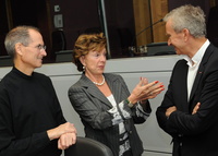 Diskutierten in Br�ssel (v.l.n.r.): Steve Jobs, Neelie Kroes und Bernard Arnault ...