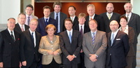 Spitzentreff zwischen Pop und Politik (vorn, v.l.n.r.): Kulturstaatsminister Bernd Neumann, Sony-BMG-CEO Rolf Schmidt-Holtz, Bundeskanzlerin Angela Merkel, Udo J�rgens, Dieter Gorny (Vice Chairman IFPI Deutschland) und Michael Haentjes als Vorstandsvorsitzender der deutschen Phonoverb�nde sowie (hinten, v.l.n.r.) Sony-BMG-COO Tim Bowen, Universal-CEO Lucian Grainge, Patrick Vien (CEO Warner Music International), Jean-Fran�ois C�cillon (Chairman & CEO EMI Music Continental Europe), Sony-BMG-Deutschlandchef Edgar Berger, IFPI-Chairman John Kennedy, Paul Birch (Managing Director Revolver Records), der Unions-Abgeordnete Steffen Kampeter, Frances Moore (Executive Vice President IFPI) und Peter Zombik (Gesch�ftsf�hrer der deutschen Phonoverb�nde)