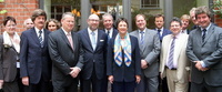 Rechtliche Themen im Fokus (v.l.n.r.): Frances Moore (Executive Vice President IFPI), Peter Zombik (Gesch�ftsf�hrer der deutschen Phonoverb�nde), Hubert Weis (Ministerialdirektor f�r Handels- und Wirtschaftsrecht im Bundesjustizministerium), �bersetzerin St�ckelen, Sony-BMG-COO Tim Bowen, Michael Haentjes als Vorstandsvorsitzender der deutschen Phonoverb�nde, Sony-BMG-CEO Rolf Schmidt-Holtz, Justizministerin Brigitte Zypries, Dieter Gorny (Vice Chairman IFPI Deutschland), Patrick Vien (CEO Warner Music International), Universal-CEO Lucian Grainge, IFPI-Chairman John Kennedy, Paul Birch (Managing Director Revolver Records) und Jean-Fran�ois C�cillon (Chairman & CEO EMI Music Continental Europe)