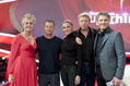 Gastgeber J�rg Pilawa (r.) und die Jury von "Deutschlands Superhirn" (v.l.n.r.): Inka Bause, Til Schweiger, Sophia Thomalla und Boris Becker^^ZDF/Max Kohr^^
