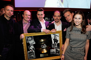 Sein Labelteam �berreichte die Auszeichnung k�rzlich im Kehrwieder Theater in Hamburg, wo er bei der "Star des Jahres Gala 2012" zudem den Preis f�r den Volksmusikstar des Jahres entgegennahm (v.l.n.r.): Heiner Peschmann (Head of Promotion Koch Universal Music), Klaus Bartelmuss (Management Andreas Gabalier), Andreas Gabalier, Ralf Schedler (Label Head Koch Universal Music), Tom Bohne (Senior Vice President Universal Music) und Franca Barthel (Presse Promotion Andreas Gabalier)