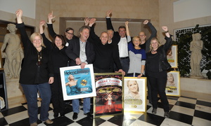 Zur Edelmetallverleihung in Berlin waren angereist (v.l.n.r): Judith Coen (Manager TV Promotion Electrola), Sylvia Lobenstein (Manager Radio Promotion Electrola), Marco Lorbach (Manager Marketing Services EMI Germany), Jean Frankfurter (Produzent Helene Fischer), Uwe Kanthak (Manager Helene Fischer), Giacomo La Tragna (Head of TV Promotion + TV Media Cooperations EMI Germany), Wolfgang Hanebrink (Chairman EMI Music GSA), Helene Fischer, Manfred Rolef (VP Electrola GSA) und Tanja Merz (Marketing Manager Electrola)