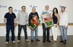 Vor der Show trafen sich (v.l.n.r.) Robert Triebel (Head of Coordination Universal Music International), Dirk Baur (Managing Director, Universal Music International Division), Mark Knopfler, sein Manager Paul Crockford, Nesrin Ebcinoglu (Senior Manager TV Promotion Universal Music International) und Jan Hora (Senior Product Manager, Universal Music International) zur Award-�bergabe (Foto: Monique W�stenhagen)