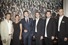 Bei der Er�ffnung (v.l.n.r.): Frank Briegmann, Ina Holl (Leiterin Q110) und Till Staffeldt (Vorsitzender der Gesch�ftsf�hrung der Deutschen Bank), Frank Hohenb�ken (Managing Director Sales Universal Music), Erik Schunder und Mokhtar Benbouazza (Director Marketing & Sales Fashion Universal Music)