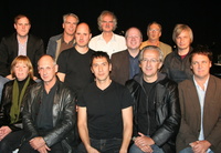 Der neu formierte Vorstand (vorn, v.l.n.r.): Birgit Heuzeroth, Peter James, Mark Chung, Georg L�ffler und J�rg Fukking, (Mitte, v.l.n.r.) Stephan Benn, Thomas Zimmermann und Helmut Heuer sowie (hinten, v.l.n.r.) Oke G�ttlich, Christof Ellinghaus, Werner Dabringhaus und Othmar Schreckeneder