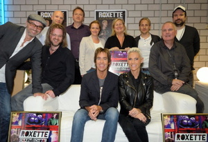 Feiern ein "goldenes Comeback" (hinten, v.l.n.r.): Clarence �fwerman, Producer, Christoffer Lundquist, Jan Mehlhose, Markus Hartmann, Katharina Meier-Kuhlenkampff, Marie Dimberg, Meiko Reissmann, Harald Engel, Matt Schwarz und vorne Per Gessle und Marie Fredriksson