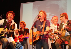 Auf seinem Konzeptalbum "A Sideman's Journey" musiziert der mittlerweile 71-j�hrige Bassist und Grafikdesigner Klaus Voormann unter anderem mit Paul McCartney, Ringo Starr, Dr. John und Bonnie Bramlett. Zur Pr�sentation des Werks, das bei Universal Music erscheint, kamen einige seiner illustren Freunde eigens nach M�nchen. Yusuf Islam setzte sich zu Wolfgang Niedecken auf die Couch und plauderte gel�st mit Fritz Egner, bevor er mit Voormann und Gitarrist Alun Davies "All Things Must Pass" spielte. Und als Finale gab es den Klassiker "Mighty Quinn" in einer Jam Session mit (von links) Carl Carlton, Peter Maffay, Niedecken, Voormann und Stoppok.