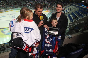 TV-Moderators Antti Soramies (M.) und Alexander K�nig (r., Organisationsleiter Eishockey-WM) begr��ten den Jubil�umsgast