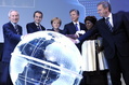 Viel Politprominenz auf der CeBIT-Er�ffnung||Viel Politprominenz auf der CeBIT-Er�ffnung (v.l.): Der Pr�sident des BITKOM, Prof. Dr. August-Wilhelm Scheer, der spanische Ministerpr�sident Jos� Luis Rodr�guez Zapatero, Bundeskanzlerin Angela Merkel, der Co-CEO der SAP AG, Bill McDermott, Christina Marole, Betreiberin eines Spaza-Shops in S�dafrika und der nieders�chsische Ministerpr�sident Christian Wulff geben den Startschuss zur Messe^^Deutsche Messe AG^^