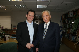 Engagiert sich f�r Kinder: Detlev J�cker mit Shimon
Peres