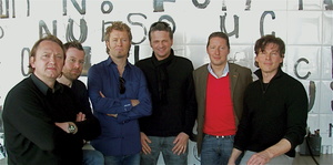 Bringen A-Ha zu Heidi Klum (v.l.): Markus Hartmann und Felix Roth (beide Starwatch), Magne Furuholmen (A-Ha), Jochen Schuster (Universal), Hans Fink und Morten Harket (A-Ha)