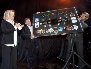 Freuten sich �ber 375 verkaufte Tontr�ger (v.l.n.r.): Anni-Frid Lyngstad, Lucian Grainge und Bj�rn Ulvaeus