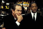 Nach �ber f�nf Mio. Zuschauern f�r "Men in Black 2" in nur 38 Tagen k�nnten Will Smith und Tommy Lee Jones ruhig auch mal l�cheln