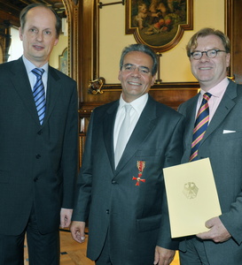 Bei der Ehrung (v.l.n.r.): Frank Smeddinck (Ministerialdirigent und Leiter der Landesvertretung Sachsen-Anhalt), Prof. Dr. Rolf Budde und Berlins Kultur-Staatssekret�r Andr� Schmitz