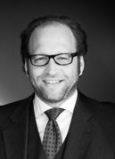 Ehe der geb�rtige M�nchner 2002 zusammen mit Gesch�ftspartnern das Unternehmen A Company gr�ndete, war Alexander van D�lmen bereits mehrere Jahre im -Lizenzhandel t�tig. So war er Mitte der Neunzigerjahre als Chefeink�ufer f�r CLT/Club RTL in Luxemburg und als Projektleiter f�r die Drefa Produktion und Lizenz in Dresden und Leipzig t�tig. Es folgten Gesch�ftsf�hrerpositionen bei Progress Filmverleih und Kinowelt International. Nach Gr�ndung von A Company r�ckte er 2003 in den Vorstand auf und w�rde Gesch�ftsf�hrer der Tochterfirma EEAP.