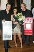 Feierten in Berlin (v.l.n.r.): Frank Briegmann (President & CEO Universal Music Deutschland), Nelly Furtado und Stefan Schulz (Managing Director Universal Music Digital)