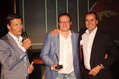 Ausgezeichnet auf der Universal-Vertriebstagung in Berlin: President & CEO Frank Briegmann (l.) und Vertriebschef Frank Hohenb�ken (r.) ehren Guido Schlender zum Firmenjubil�um^^MusikWoche^^