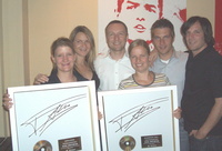 Geehrt: das deutsche Team mit (v.l.n.r.) Kathrin Sch�fer, Ramona Saemann (beide Merchandsing Media), Ralf Schalck (Senior Vice President Catalog & Concept Division, Sony BMG), Iris Meyerhofer (Unterhaltungschefin Kabel 1), Thorsten Tutzeck (Senior Director Media Concept, Sony BMG) und Boris M�ller Bernhardt (PM Sony BMG) sowie ...