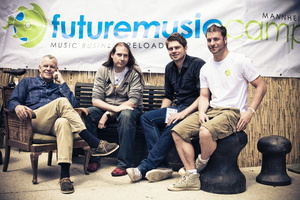 Begr��ten mehr als 300 Teilnehmer in Mannheim (v.l.n.r.): Popakademie-Gesch�ftsf�hrer Prof. Hubert Wandjo, Dr. Alexander Endre� (Studiengangsmanager Musikbusiness), Ryan Rauscher und Daniel Schlender (beide Projektmanagement Future Music Camp)