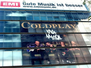 Laut Citigroup nicht zu verkaufen: Der Musikmajor EMI, hier das K�lner Firmengeb�ude im Sommer 2008 mit Coldplay-Banner