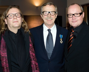 Frisch ernannter Ritter: Siggi Loch (M.) inmitten seiner K�nstler Vladyslav Sendecki (l.) und Nils Landgren