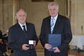 Werner Herzog erhielt aus den H�nden von Bayerns Ministerpr�sident Horst Seehofer das Bundesverdienstkreuz^^Bayerische Staatskanzlei^^