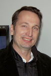 Ernst Jedamski (48), geb�rtiger Ham-burger, absolvierte nach seinem Abitur von 1984 bis 1986 seinen Wehrdienst. Von 1985 bis 1988 lie� er sich bei videoland Hamburg zum Gro�- und Au�enhandelskaufmann ausbilden. Anschlie�end erfolgte ein Studium der Betriebswirtschaftslehre, das Jedamski als Diplom-Kaufmann abschloss. Seit 1993 ist er Gesch�ftsf�hrer der Handelskooperation entertainment medien partner GmbH, kurz: emp. Jedamski lebt mit seiner Lebensgef�hrtin Ela und hat ein Kind.