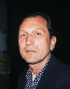 Mahnt "unprofesionelles Verhalten" von Oasis an: Dieter B�s