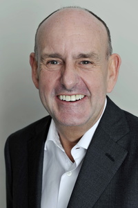 Arbeitet am Businessplan: Charles Allen