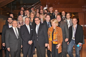 Alle wichtigen Menschen auf einem Bild: Staatsminister Bernd Neumann und die Spitzen der deutschen Musikwirtschaft (Bild: MusikWoche)