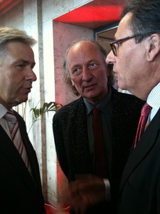 Beim Popkomm-Rundgang (v.l.n.r.): Klaus Wowereit, J�rg Evers und Hans-Joachim Otto sowie ... (Bild: MusikWoche)