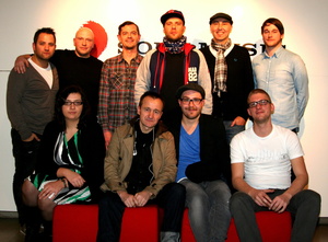 Das Team von Sony Music Columbia Four mit seinem neuen Schwerpunktthema (hinten, v.l.n.r.): Patrick von Strenge (Director Marketing), Bastian St�nder (Product Manager), Nico G�ssel (Director Promotion), Volker Mietke (Director A&R), Esteban de Alcazar (Sector3 Management) und Sebastian H�dl (Community Manager) sowie (vorn, v.l.n.r.) Ulrike Liero (Manager Legal & Business Affairs), Ralf Christian Mayer (Produzent), Mark Forster und Sebastian B�hnisch (Produzent) (Bild: MusikWoche)