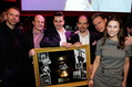 Doppelt ausgezeichnet: Andreas Gabalier mit seinem Koch-Universal-Team (Bild: Frank Rollitz/Schneider Press)||Sein Labelteam �berreichte die Auszeichnung k�rzlich im Kehrwieder Theater in Hamburg, wo er bei der "Star des Jahres Gala 2012" zudem den Preis f�r den Volksmusikstar des Jahres entgegennahm (v.l.n.r.): Heiner Peschmann (Head of Promotion Koch Universal Music), Klaus Bartelmuss (Management Andreas Gabalier), Andreas Gabalier, Ralf Schedler (Label Head Koch Universal Music), Tom Bohne (Senior Vice President Universal Music) und Franca Barthel (Presse Promotion Andreas Gabalier)