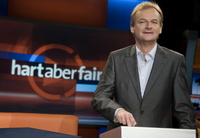 Frank Plasberg darf weiter "hart aber fair" talken (Bild: WDR/Herby Sachs)