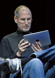 Kann trotz Surtablett und Antennagate mehr Mac-Rechner und iPhones verkaufen: Steve Jobs mit iPad (Bild: Imagion)
