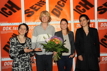 Katrin Rothe (Jury), Andy Wolff, Stefanie Brockhaus ("On the Other Side of Life") und Amelie von Kienlin (Jury) nach der gestrigen Preisverleihung (Bild: DOK.fest/Maren Bornemann)