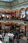 Markttreiben im Martin-Gropius-Bau (Bild: EFM)