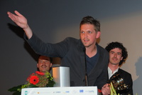 "Oh Boy": Jan-Ole Gerster (Mitte), Tom Schilling (l.) und Produzent Alexander Wadouh freuen sich �ber den Preisregen (Bild: Festival)