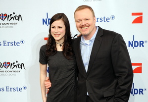 Sein Song lag knapp hinter dem sp�teren Siegertitel von Lena Meyer-Landrut: Stefan Raab und die S�ngerin (Bild: NDR/ProSieben/Willi Weber)